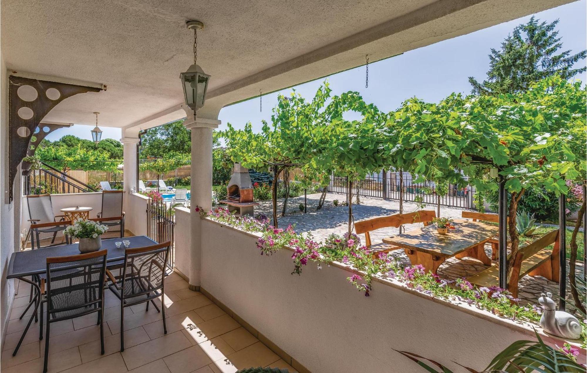 Gorgeous Apartment In Pula With Kitchen מראה חיצוני תמונה